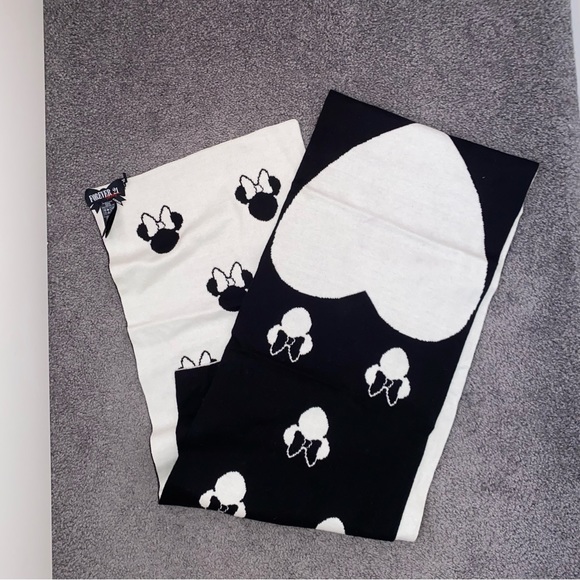 Minnie Mouse Scarf - Picture 1 of 3